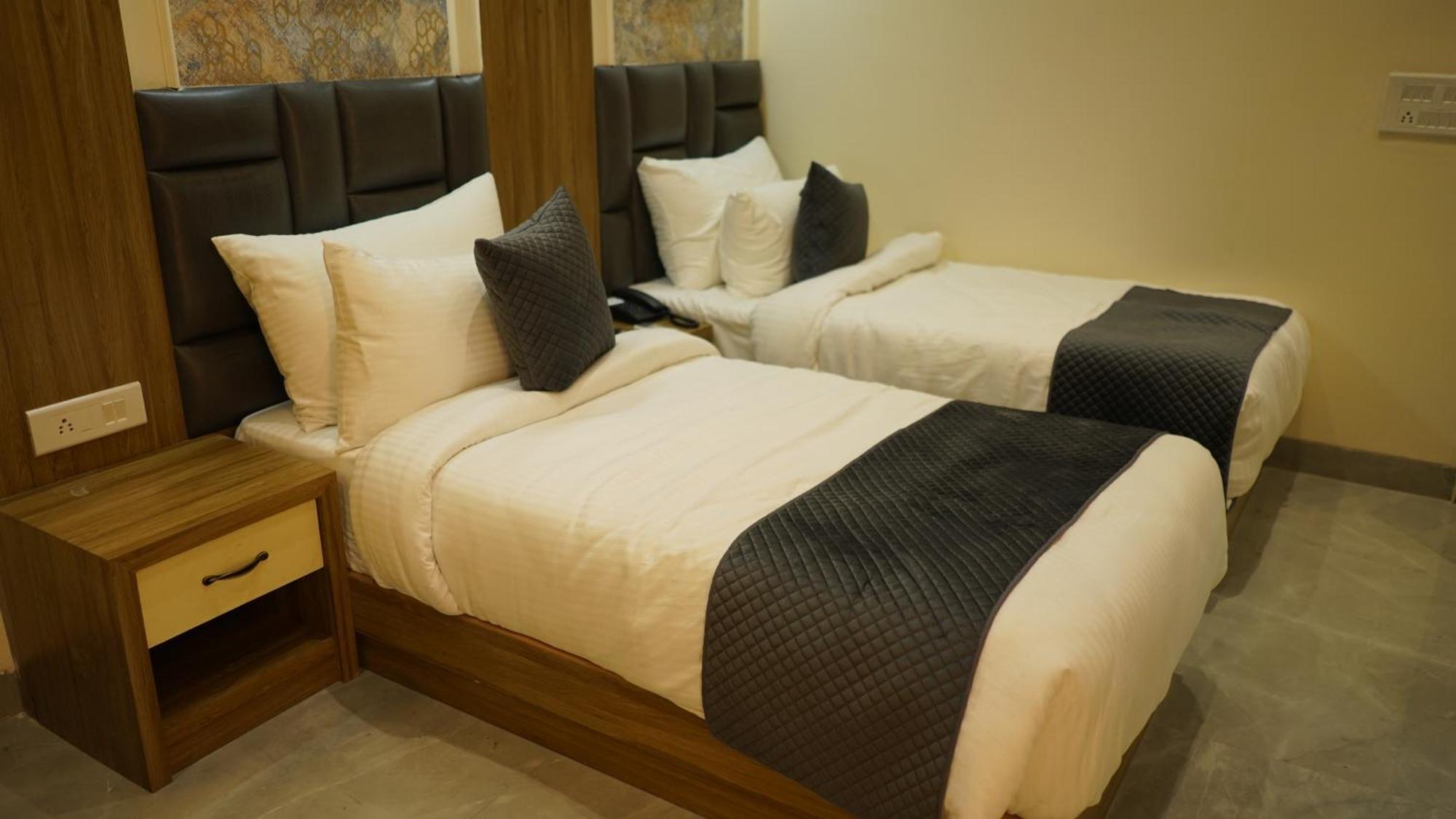 Hotel Silver Pearl Alīgarh Eksteriør billede